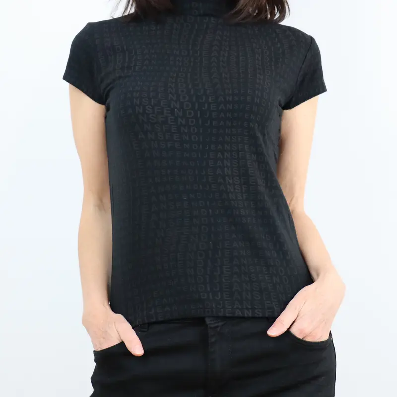 Camiseta negra de manga corta cuello alto