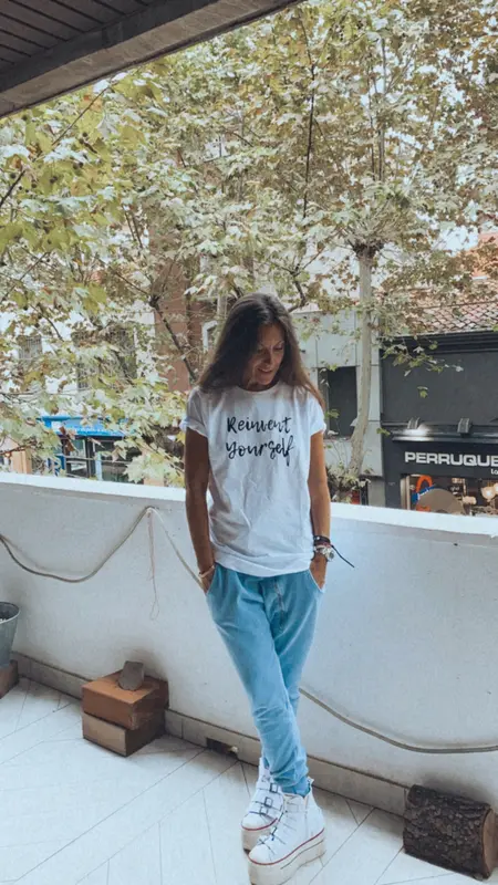 Camiseta “reinvent yourself”