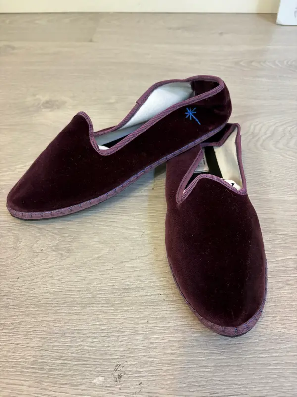 CAPULETTE. Venecianas terciopelo berenjena. T 41