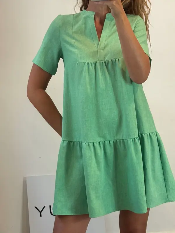 CARACTÉRE. Vestido corto verde textura