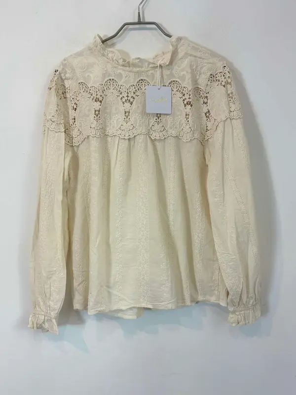 CARLOTA&CO. Blusa color crudo detalles bordados