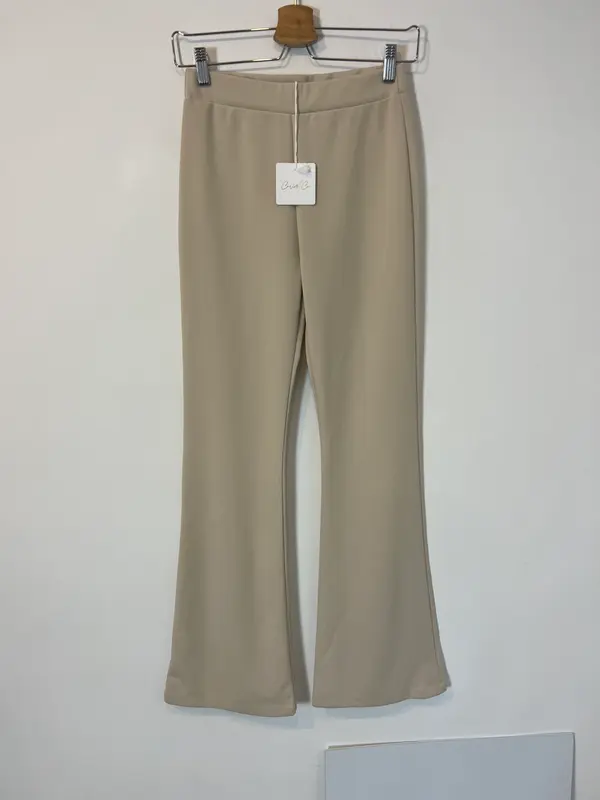 CARLOTA&CO. Pantalón ligeramente acampanado beige. T S/M