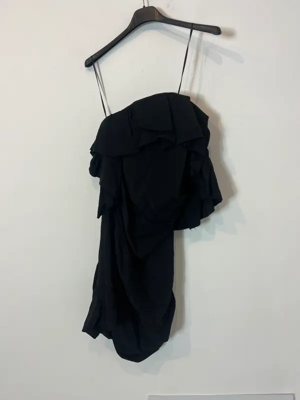 CARMEN MARCH. Vestido mini negro volante.