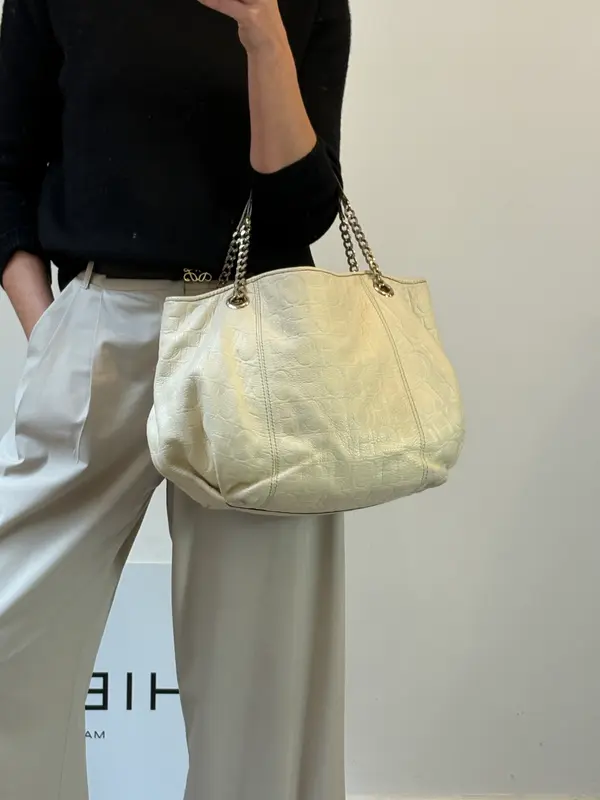 CAROLINA HERRERA. Bolso de hombro asa cadena en crudo