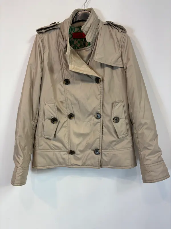 CAROLINA HERRERA. Gabardina beige acolchada T.s