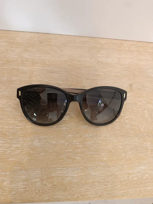 CAROLINA HERRERA. Gafas de sol detalle logo patillas