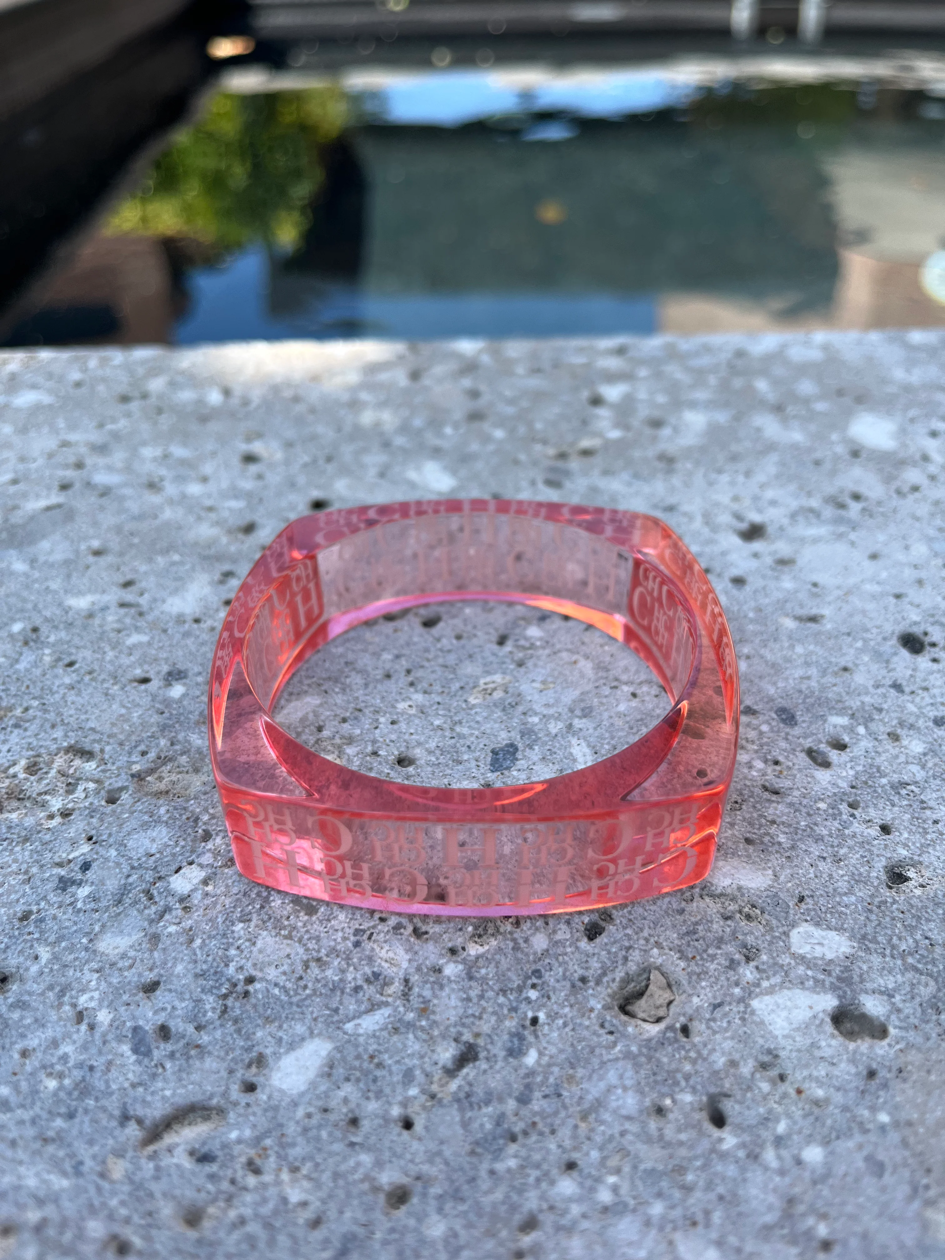 CAROLINA HERRERA. Pulsera rígida logo