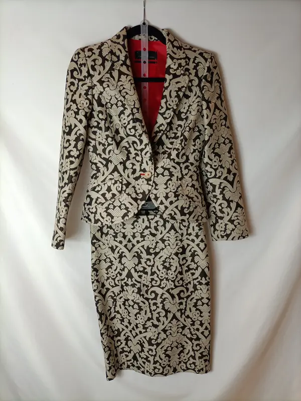 CAROLINA HERRERA. Total look blazer y falda estampada. T 36