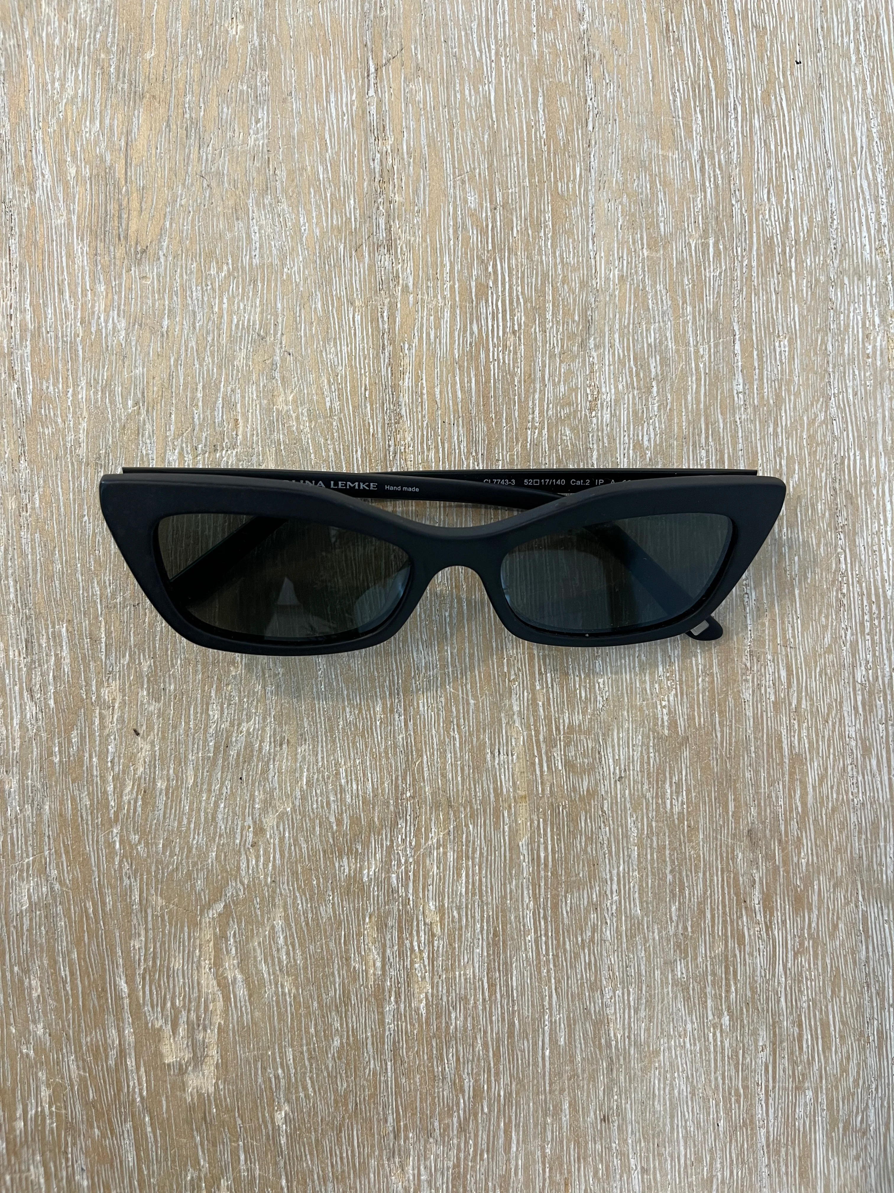 CAROLINA LEMKE. Gafas sol negras opacas