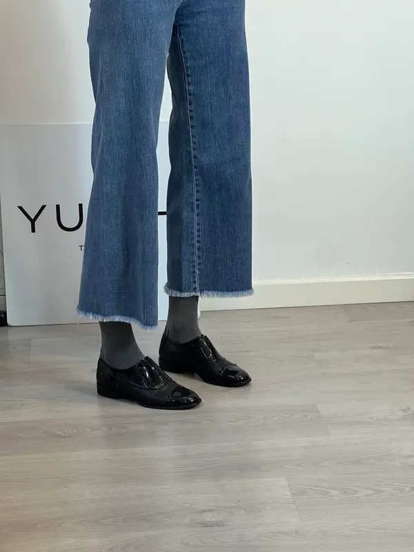 CHANEL. Zapatos Oxford negros piel