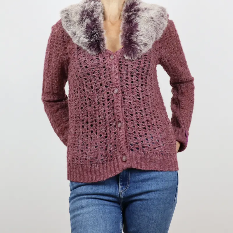 Chaqueta calada granate con cuello de piel
