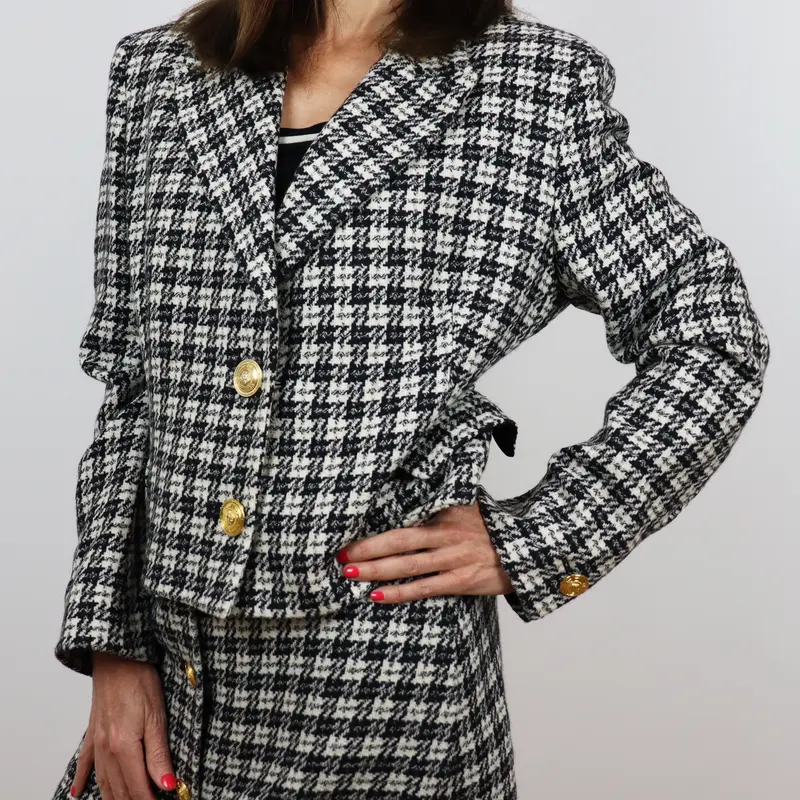 Chaqueta modelo tweed con hombreras blanco y negro