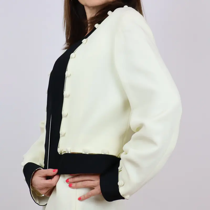 Chaqueta torera color crema con detalle botones