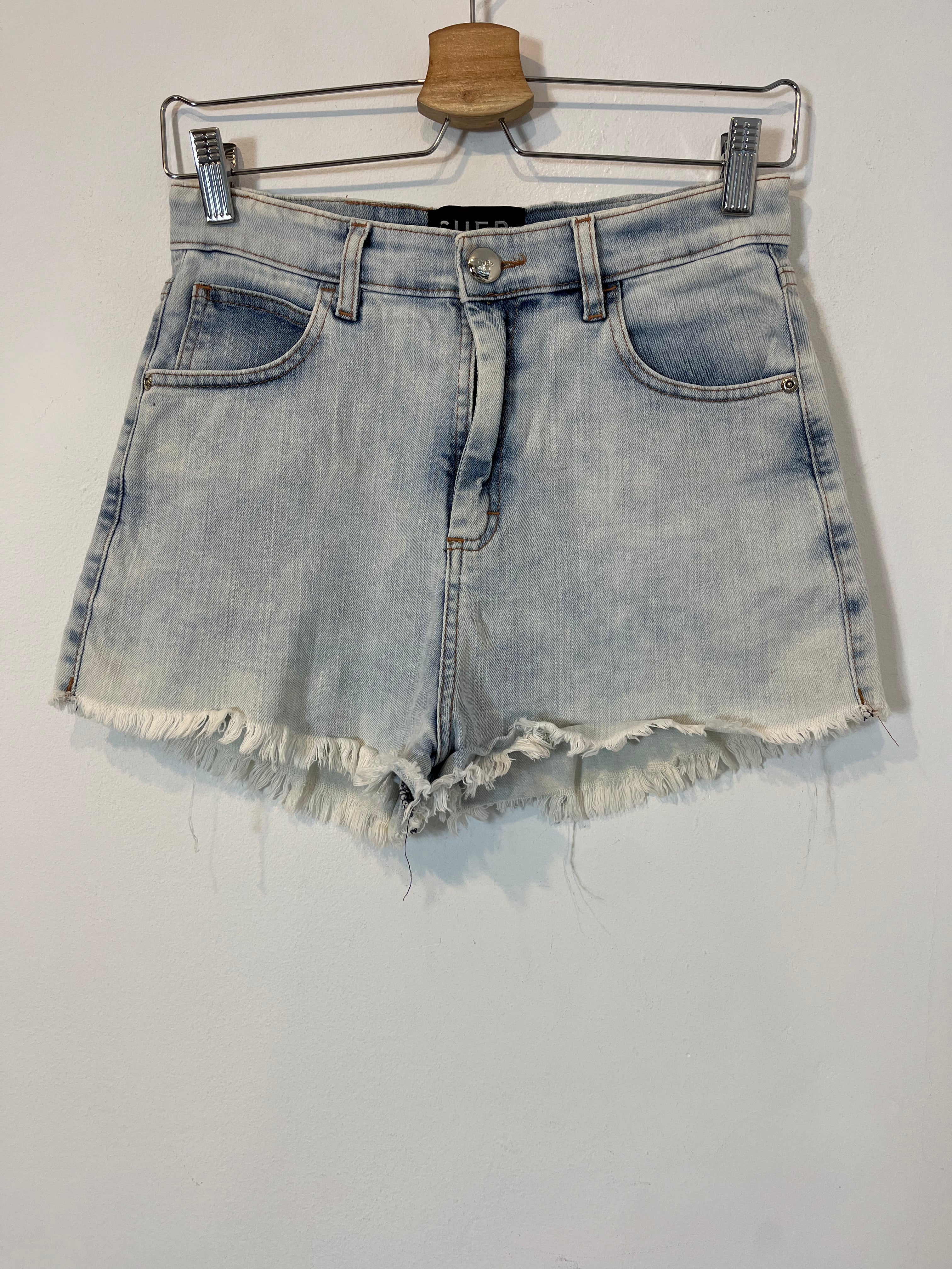CHER. Pantalón corto denim flecos T.26(36)