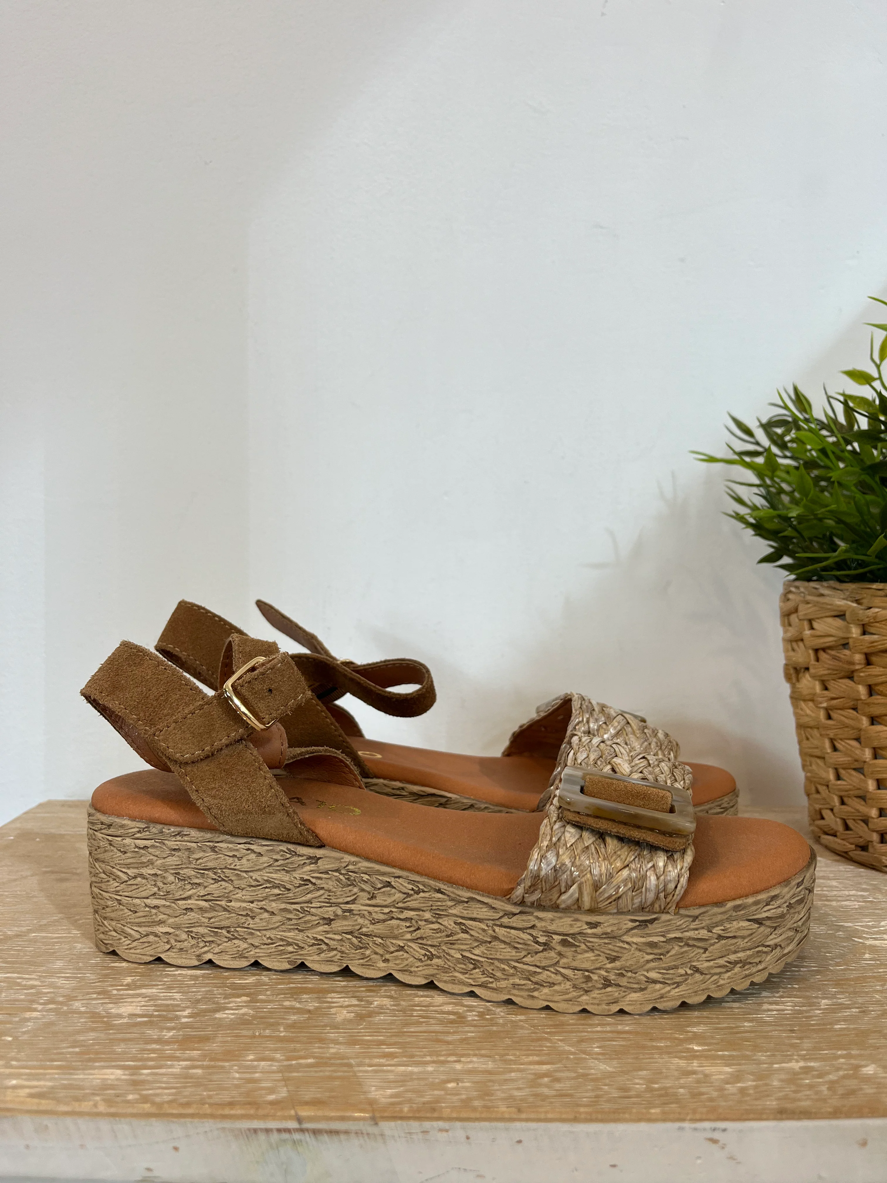 CHIKA10. Sandalia plataforma beige texturas. T 38