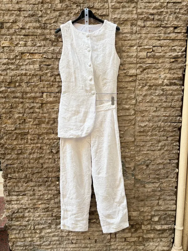 CHIRIBITA. Total look blanco bordado T.s