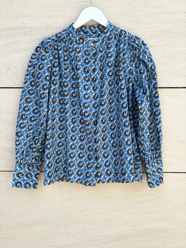 CHLOÉ STORA. Blusa azul estampada