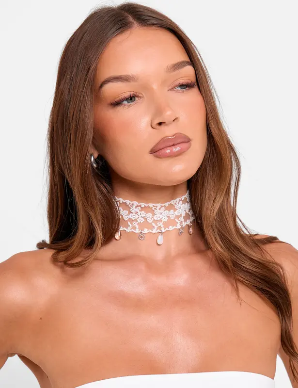 Choker de encaje con detalle adornado