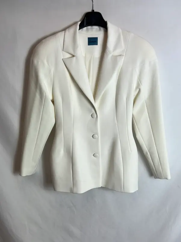 CIMER. Blazer blanca pinzas.