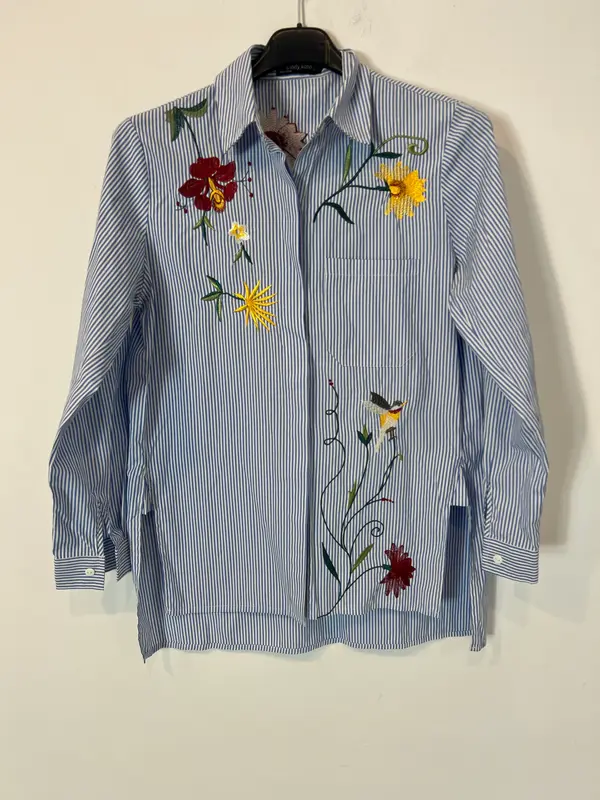 CINDY KONO. Camisa rayas y bordados. T. L (S)