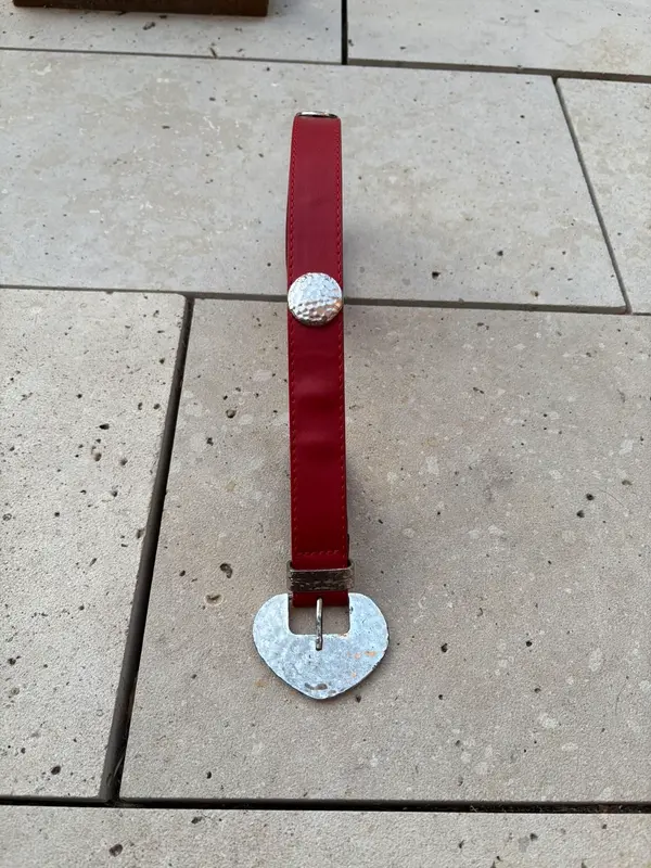 Cinturón rojo tachuelas