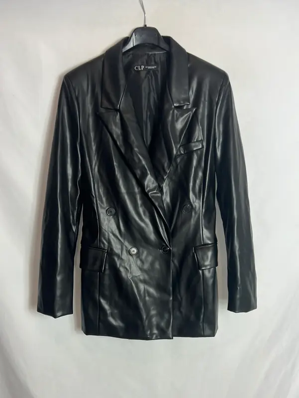 CLP. Blazer negra efecto piel. T M
