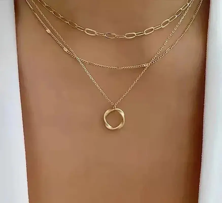 Collar Clásico en Oro por Capas con Colgante