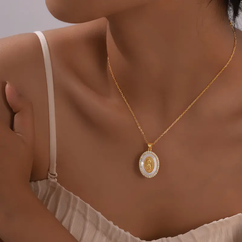 Collar con colgante ovalado de la Virgen en oro