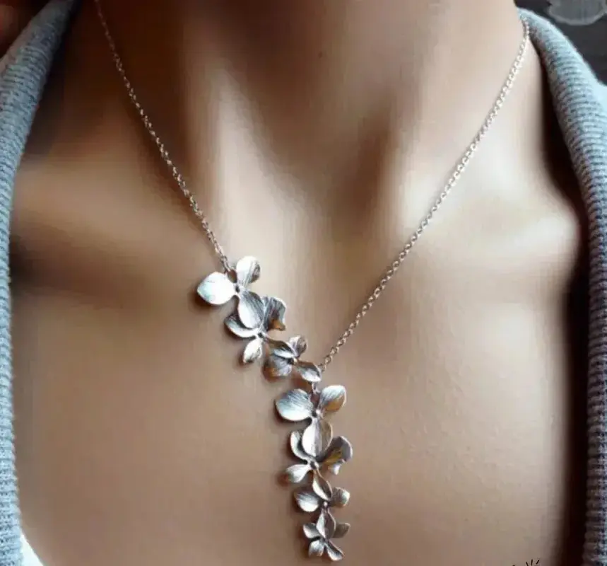 Collar de plata atemporal con colgante floral