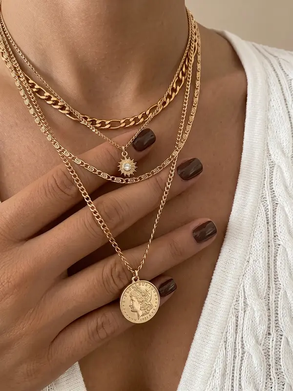 Collar de varias capas con colgante de moneda