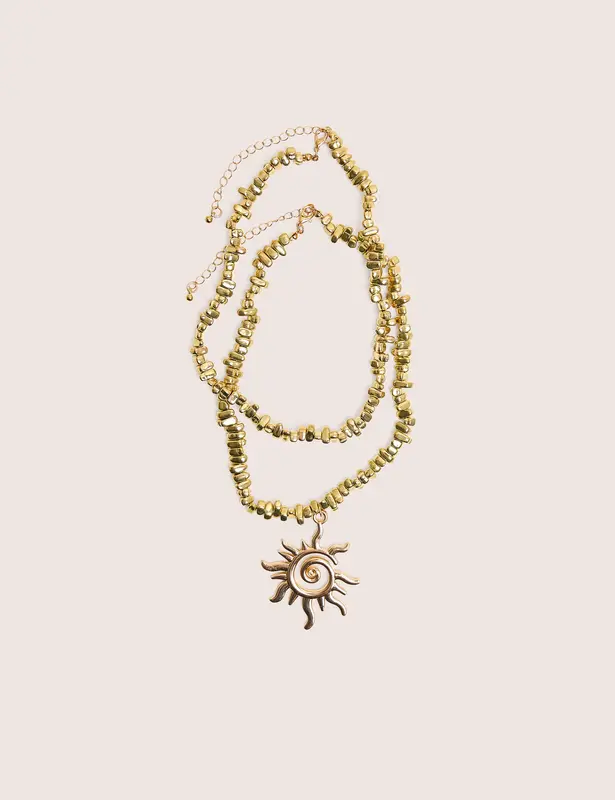 Collar dorado en capas
