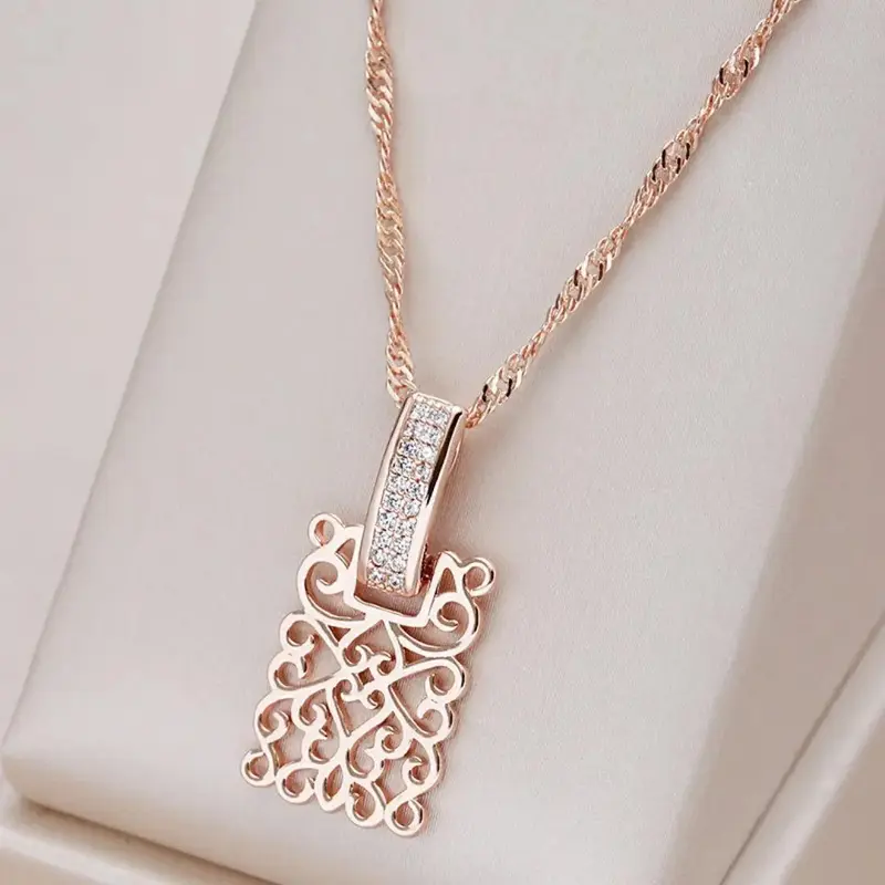 Collar Elegante en Oro con Mandala