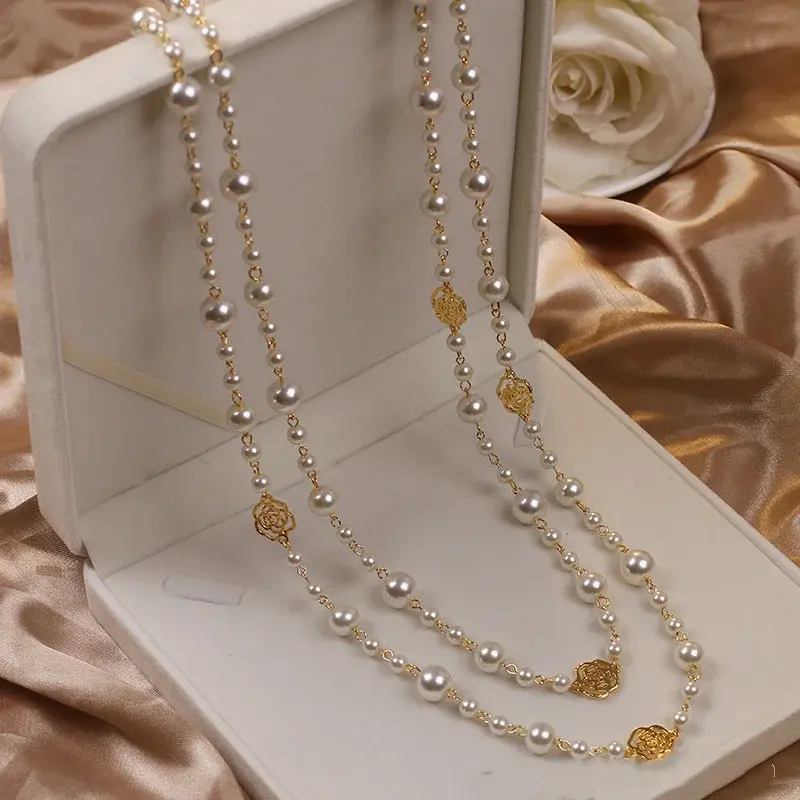 Collar Elegante en Oro con Perlas