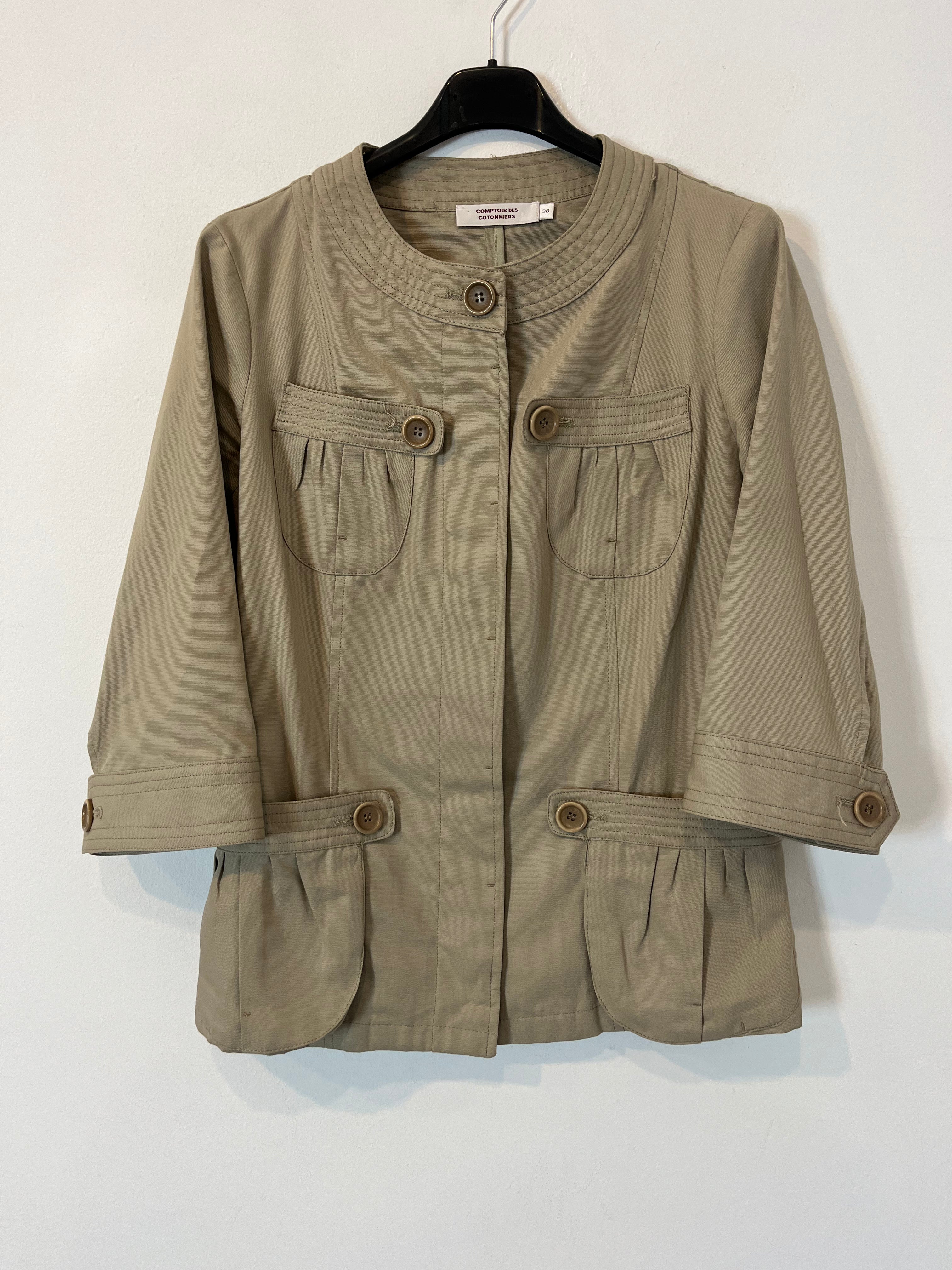 COMPTOIR DES COTONNIERS. Chaqueta color topo bolsillos. T 38