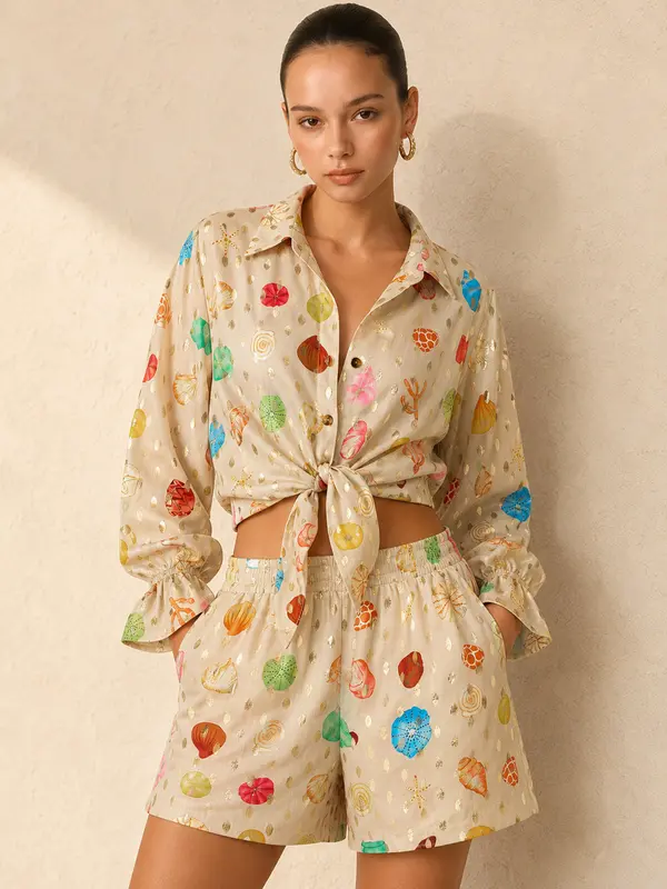 Conjunto de dos piezas con estampado de conchas y lunares dorados