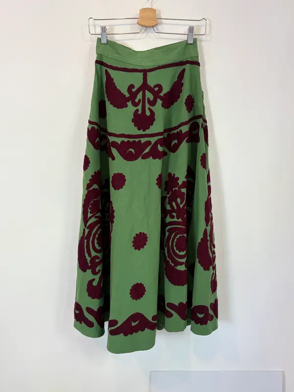 COOSY. Falda midi verde relieve. T S