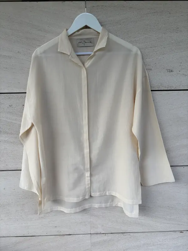 CORTANA. Camisa beige algodón y seda