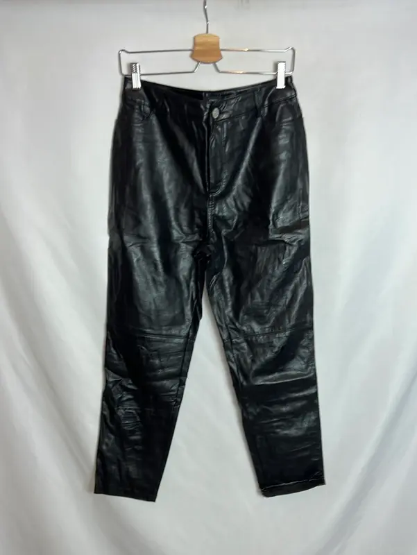 CORTEFIEL. Pantalones negro efecto piel