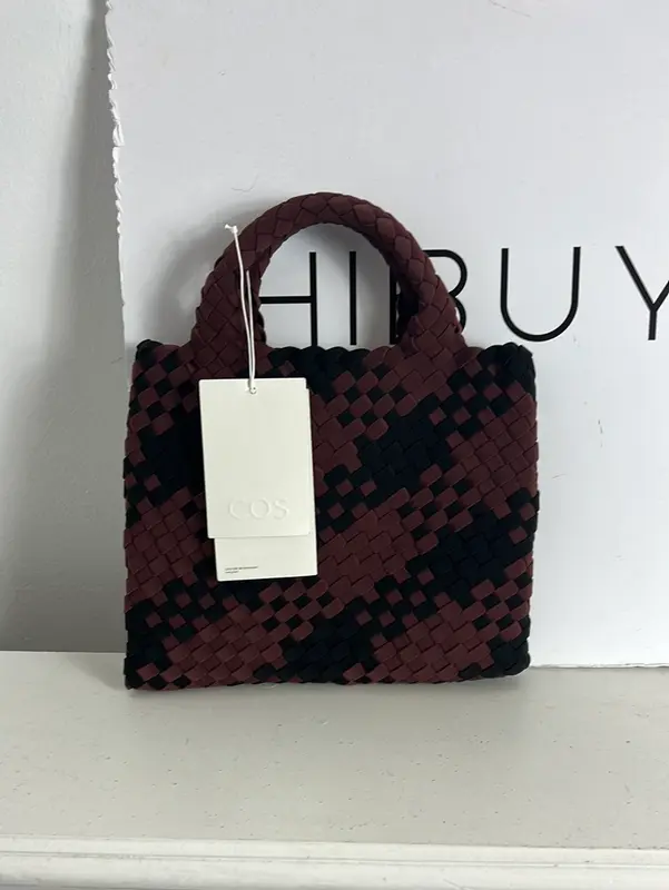 COS. Bolso de mano trenzado bicolor