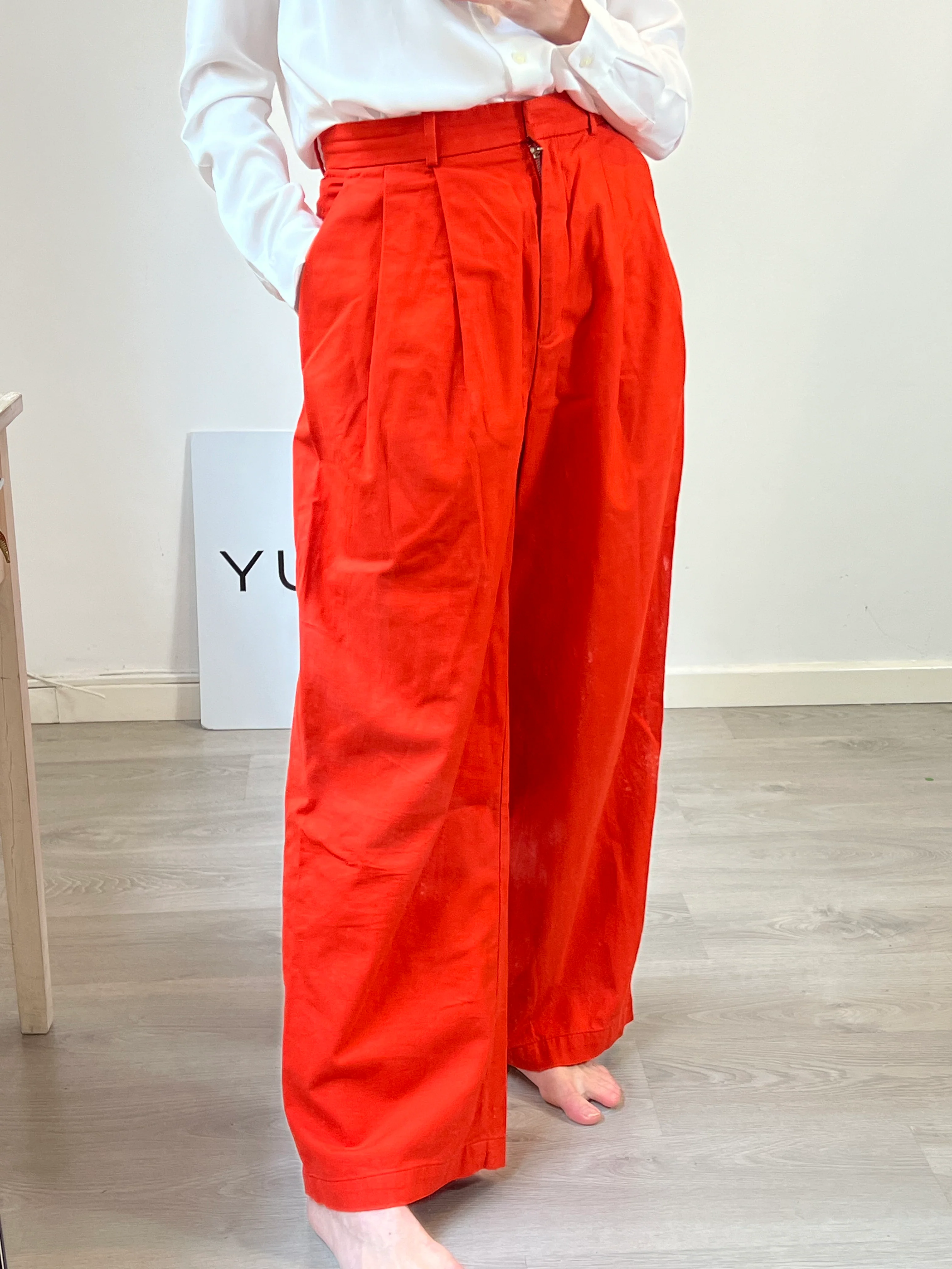 COS. Pantalón pinzas rojo T.34