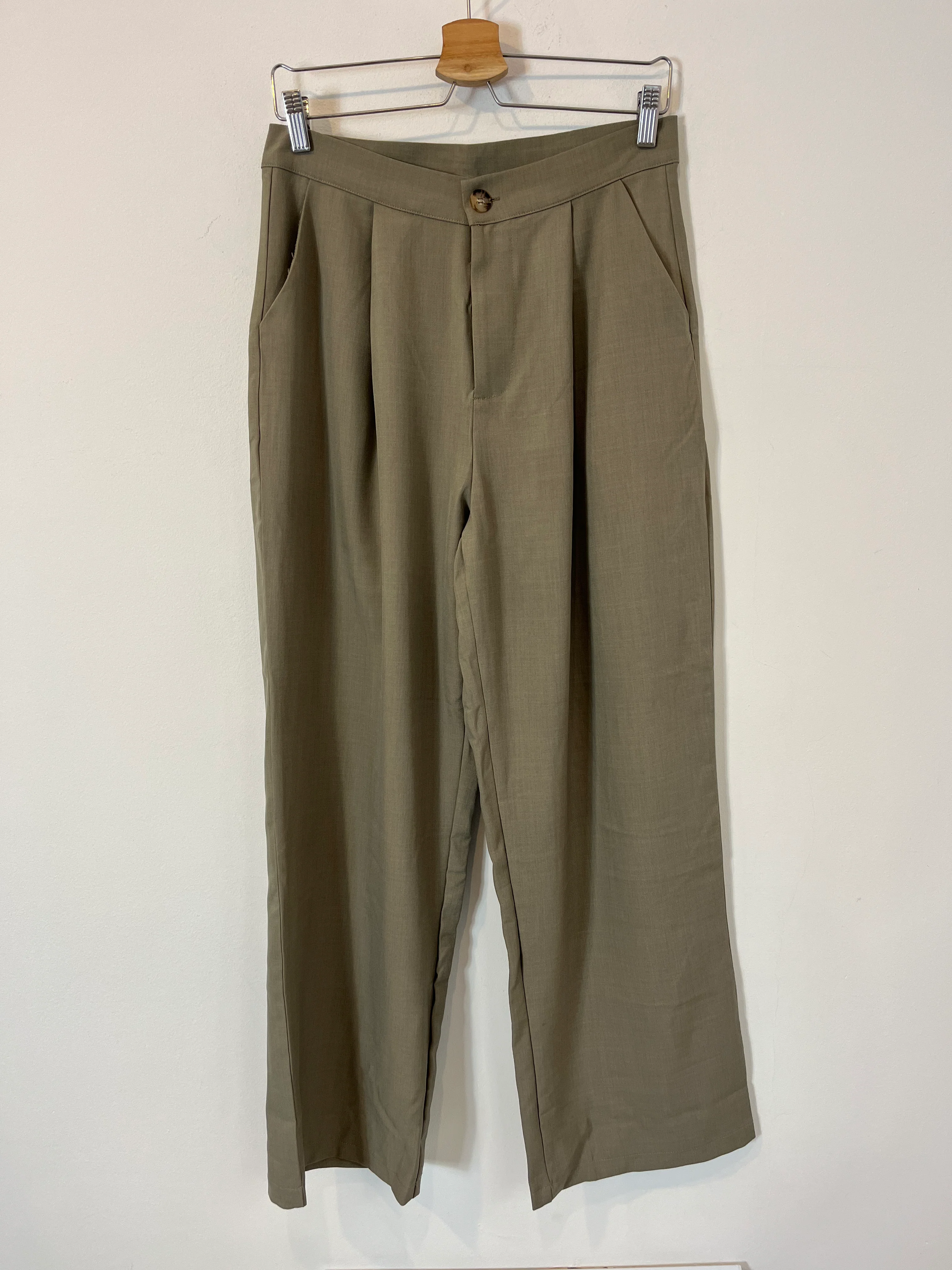DAZY. Pantalón verde fluido pinzas. T XL (M/L)