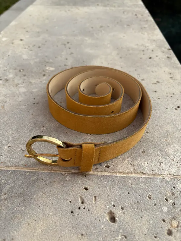 DES PETITS HAUTS. Cinturón piel camel