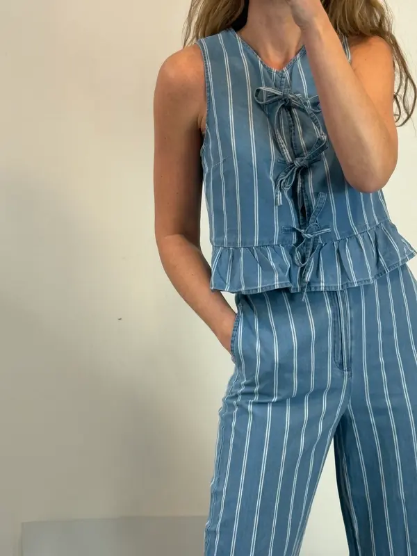 DES PETITS HAUTS. Conjunto denim ligero rayas