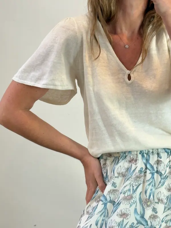 DES PETITS HAUTS. Top lino color crudo