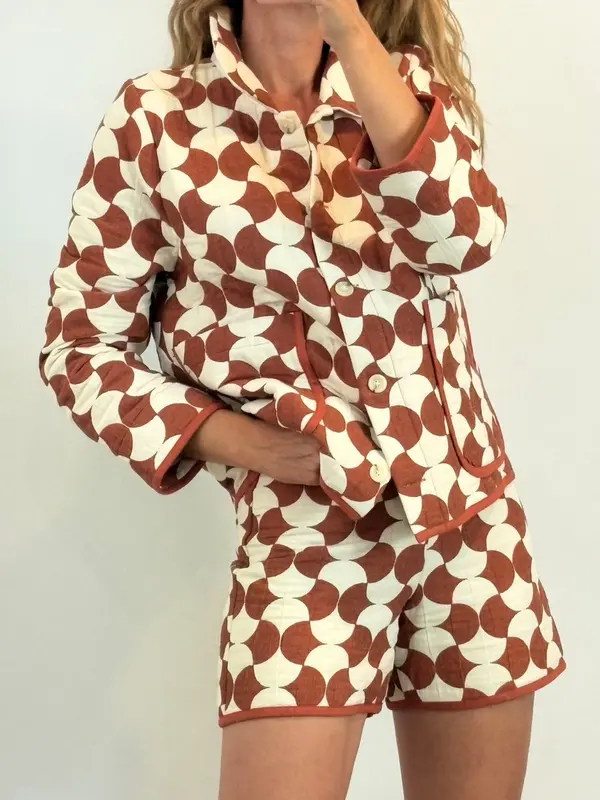 DESIGNERS SOCIETY. Bermuda estampado geométrico