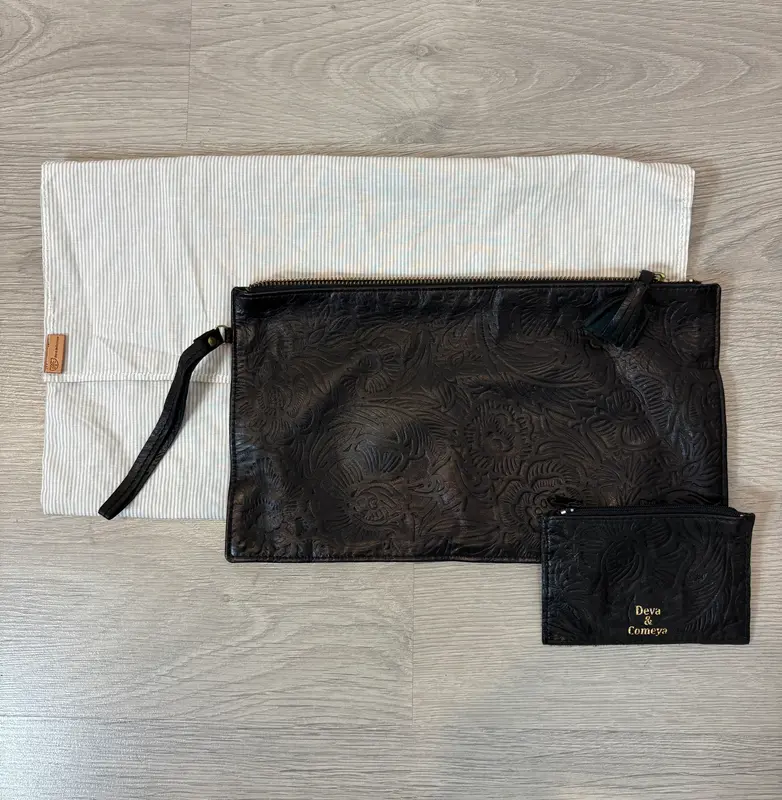 DEVA & COMEYA. Cartera de mano negra piel troquelada