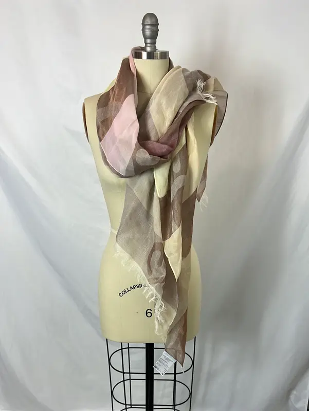 ESCADA. Fular beige estampado