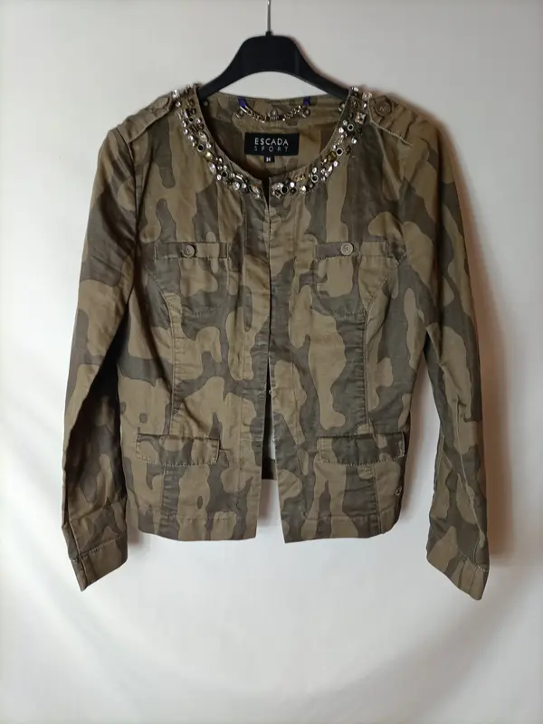 ESCADA SPORT. Cazadora camuflaje abalorios T.34