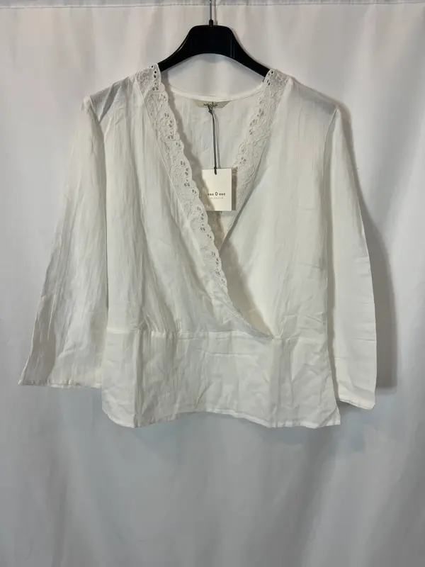 ESE O ESE. blusa blanca escote cruzado T.s