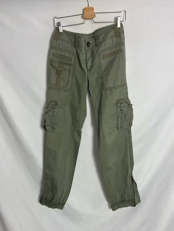 ESPRIT. Pantalón cargo verde. T 40 (tara)